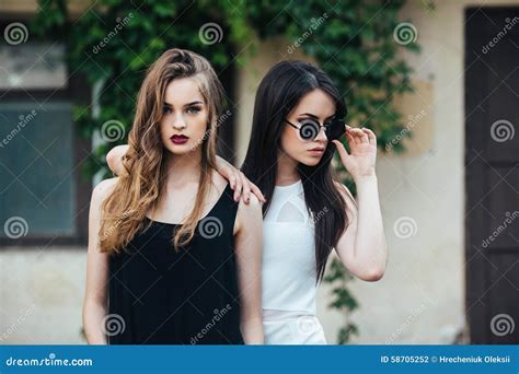 Deux Belles Jeunes Filles Dans Des Robes Photo Stock Image Du Mod Le Indoors