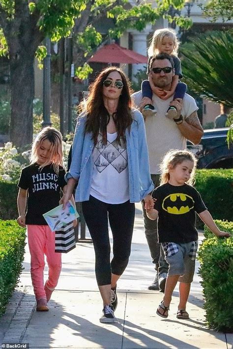 Che spettacolo megan fox e la prole, originali e bellissimi! Megan Fox and husband Brian Austin Green enjoy a family outing in 2021 | Megan fox style, Megan ...