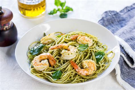 Ricetta Spaghetti Al Pesto Di Zucchine E Gamberetti Il Club Delle