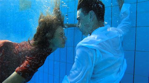 Underwater Shot Young Couple Kissing Pool 库存影片视频（100 免版税）1060162208 Shutterstock