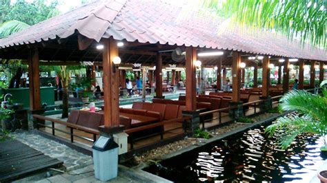 Gambar tentang Restoran Rumah Kayu Ancol, Rasakan Suasana Makan di Kabin