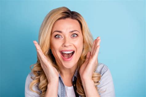 Close Up Photo Of Cheerful Excited Woman Shouting Yelling Opening Mouth