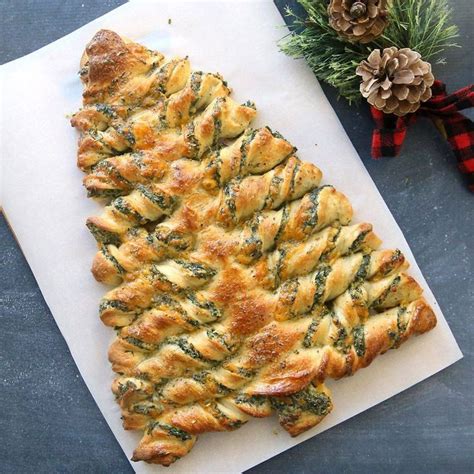 1 can refrigerated pizza dough 1 cup ricotta cheese 1 package frozen chopped spinach 1 cup cream cheese 1 package mozzarella cheese (around 1.5 cups) parmesan cheese for sprinkling on top red pepper flakes (optional) melted butter olive oil for prepping your pan. Spinach and ricotta Christmas tree Christmas Tree Spinach Dip Breadsticks ♥️♥️ So cool ...
