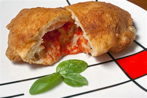 I panzerotti al forno sono una variante della ricetta originale di tradizione pugliese che prevede che i panzerotti siano fritti nell'olio bollente. Panzerotto barese: sapori del territorio fritti e al forno ...