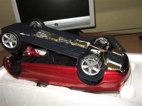 Magnifique miniature de 50 cm de long et son échelle de 1.60m se qui en reel fait un camion de 9m de long pour une échelle de 30m. Post dédié exclusivement aux miniatures à l'échelle 1:18 ...