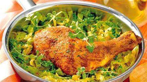 Viele von euch lieben hähnchenbrust. Wirsing-Pfanne mit Hähnchenkeulen - bildderfrau.de