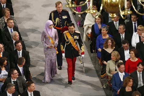 A magnificent picture for the solemnised royal couple his royal highness prince 'abdul malik and pengiran anak isteri pengiran raabi'atul 'adawiyyah. WARISAN RAJA & PERMAISURI MELAYU: Pengiran Anak Sarah ...