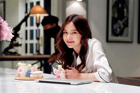 เจ (รับบทโดย บี น้ำทิพย์) เดินทางมาในงานแต่งงาน ซึ่งเธอเป็นเพียงเพื่อนเจ้าสาวของ แป้น สาวร่างอวบเพื่อนสนิท. บันเทิง - ออร่าความน่ารัก'ปลา-เกวลิน'พุ่ง!!! ในซีรี่ส์ ...