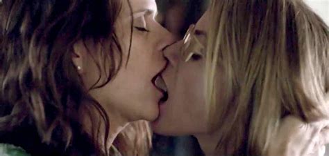 Amy Landecker And Gillian Vigman Lesbo Kiss Scandalplanet Com Xhamster