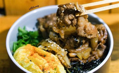 Nasi kuning box kudapan yang sering kita jumpai diacara ulang tahun,tumpengan,tasyakuran dll. 5 Nasi Box di Pasar Santa yang Harganya Pas di Kantong