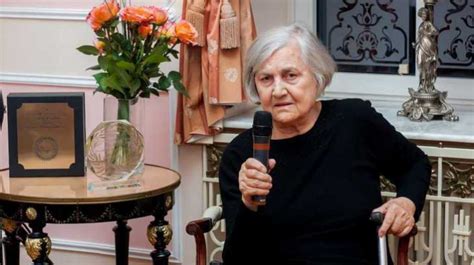 Ileana vulpescu, cea mai cunoscută scriitoare din românia, își trăiește ultimele zile, fiind vizitată de prietenii apropiați.rămasă singură, ioana vulpescu sâmbătă, 21 mai, de la ora 19, scriitoarea ileana vulpescu își va celebra ziua de naștere la opera constănțeană. Scriitoarea Ileana Vulpescu îşi trăieşte ultimele zile ...