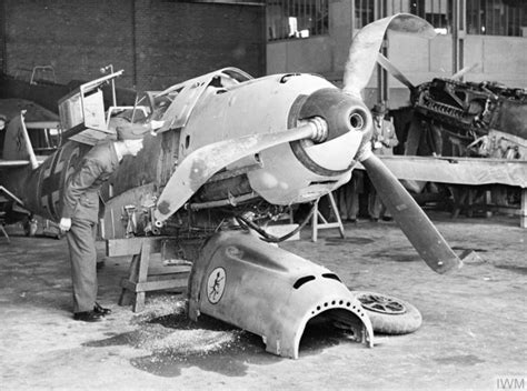 Asisbiz Messerschmitt Bf 109e4 6slg2 Cowling Oct 1940 Iwm Hu73450