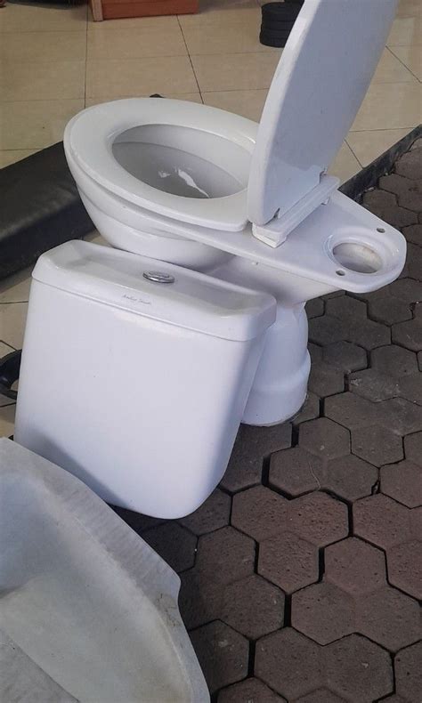 Di Jual Toilet Duduk Merk TOTO Kondisi Baik Dan Kloset Jongkok Ada Pecah Sedikit