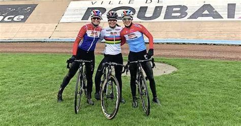 Een aantal etappes terug klaagde ik dat er geen vrouwen met mij mee wilden fietsen. Anna van der Breggen kan wel nieuwe avonturen gebruiken ...