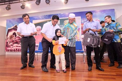 Zakat collection, zakat distribution, perak zakat localization, schools. Petronas Agih Zakat Untuk Pelajar Asnaf - Teganukita.net
