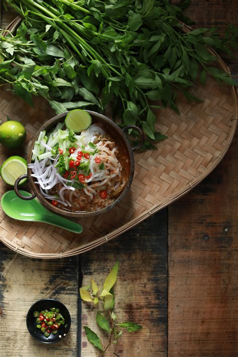 Resepinya dikatakan berasal dari orang cina yang berhijrah ke tanah melayu (peranakan). LAKSA UTARA YANG SANGAT SEDAP ! - masam manis