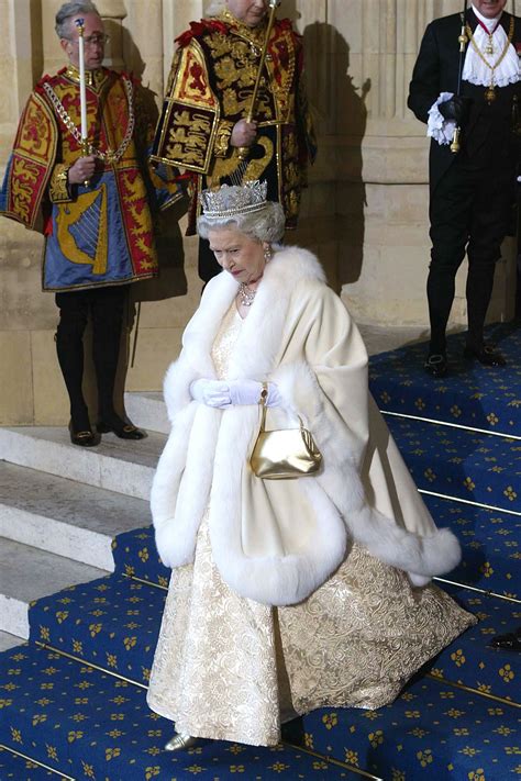 Os Momentos Mais Fashion Da Rainha Elizabeth Ii Vogue Moda