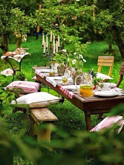 Romantisches Picknick Im Garten Mit Kissen And Kerzen Outdoor Dinner