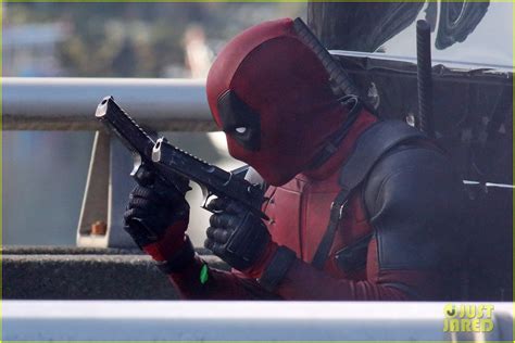 Photo Ryan Reynolds Deadpool Does Some Action Scenes 04 Photo