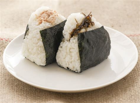 Recette pour des onigiri parfaits selon le contenu de vos placards