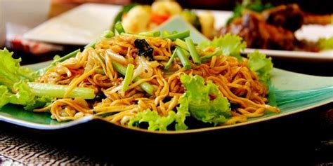 Setelah mie masak, tiriskan ke wadah yang lain. 6 Cara Membuat Mie Goreng dengan Aneka Topping, Lezatnya Bikin Ketagihan | merdeka.com