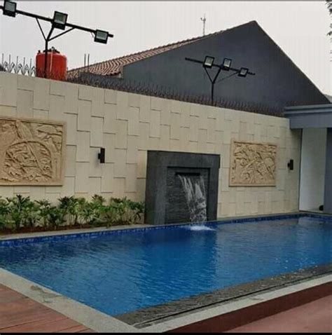 Menyikat lantai dan dinding kolam renang Jasa Pembuatan Kolam Renang di Jakarta dan sekitarnya