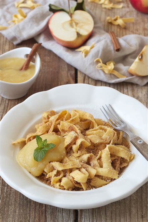 Bröselnudeln mit Apfelmus Rezept