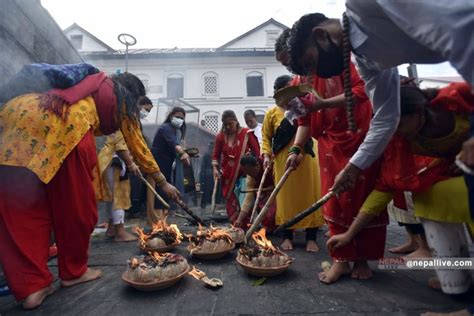 devotees throng pashupatinath to observe first shrawan monday photo feature nepal live today