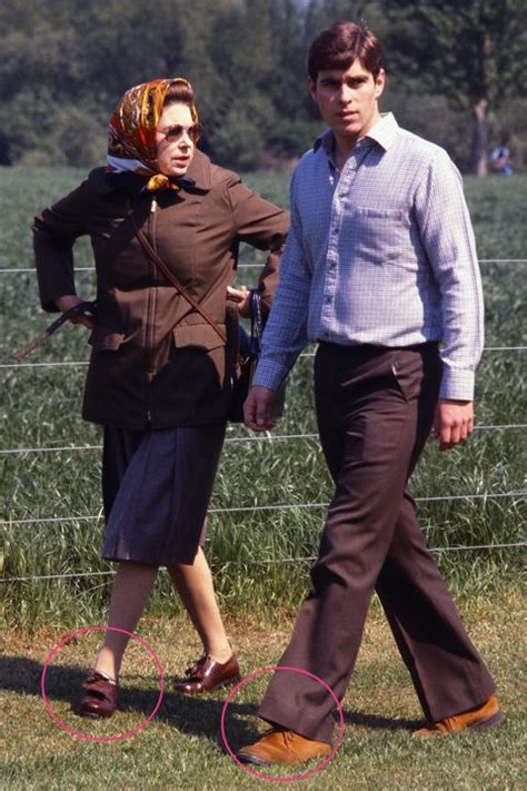 Als ältestes kind der beiden steht sie in der britischen thronfolge direkt hinter ihrem vater. Body Language Experts Analyze Queen Elizabeth's ...