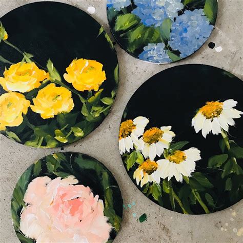 Set Of 4 Circular Canvas Florals In 2020 Diy Canvas Art Daisy