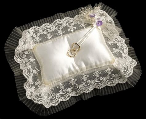Es decir, no se han separado en todo el proceso. Cojín de novia para los anillos Washigton. Miss ...