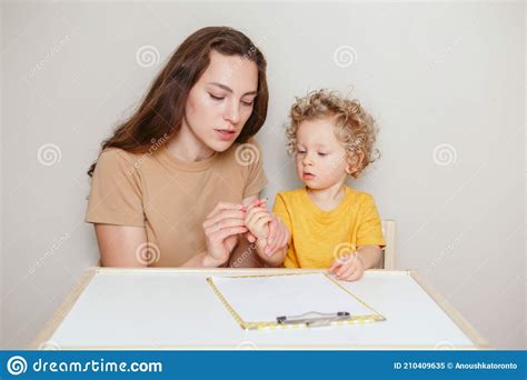 Mamá Dibujando En Papel Junto Con Bebé Niño Pequeño Madre Enseñando A