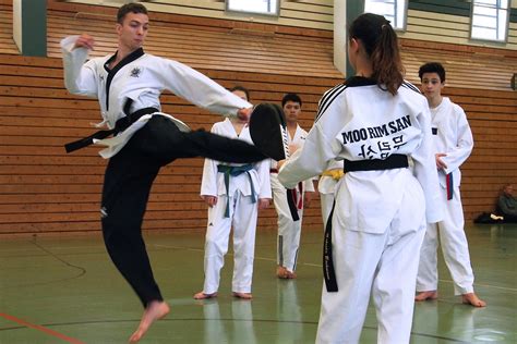 Beim taekwondo werden je nach kenntnis und fähigkeitsstand gürtelfarben vergeben. Taekwondo-Verband Schleswig-Holstein e.V.