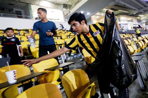 Ini waktu awal tahun lah. Syed Saddiq kutip sampah di stadium | Buletin TTKM