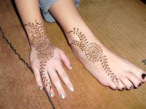 While a gold henna tattoo portraying a flower is illustrated on the left hand of the other wearer. am henna sunflowers | Tattoos | Pinterest | Sunflowers and ...
