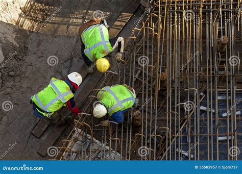 Trabajadores De Construcción En El Trabajo En Hoyo De La Construcción