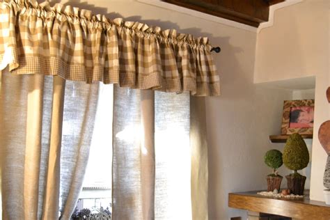 Un esempio sono le cosiddette tende a pacchetto, chiamate così per evidenziare il loro movimento di apertura e chiusura che può avvenire solamente in senso verticale. Tende Country Chic: Cucina, Soggiorno, Tessuti e ...