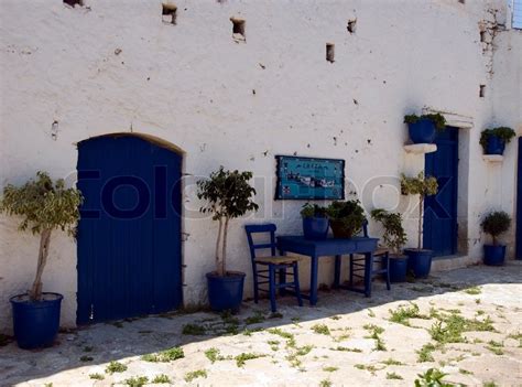 Entdecke 200 anzeigen für haus auf kreta mieten zu bestpreisen. Griechenland-Kreta-Haus mit blauen Türen | Stockfoto ...