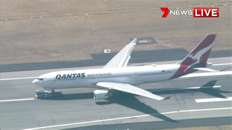 emergency landing in perth emergency landing qantas flight bound for sydney makes an