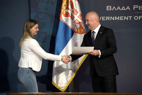 Министар Поповић уручио сертификате женама иновационим предузетницима | Факти