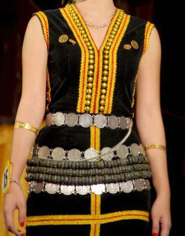 Manakala harga sepasang pakaian tradisional iban bagi kaum perempuan lengkap dengan aksesori boleh mencecah harga rm2,000. Pakaian Traditional on emaze