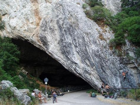 Nella notte tra il 23 e 24 giugno , si raccolgono delle erbe spontanee delle cosidette l'acqua di san giovanni è un'antica tradizione che si colloca tra le più conosciute e misteriose tradizioni popolari. GC1VW47 Grotte di S.Giovanni Sk#06 (Traditional Cache) in ...