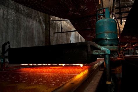 Karena dengan peralatan dan bahan yang masih tradisional. semoga berguna untuk anda: BAHAN DAN ALAT MEMBUAT BATIK