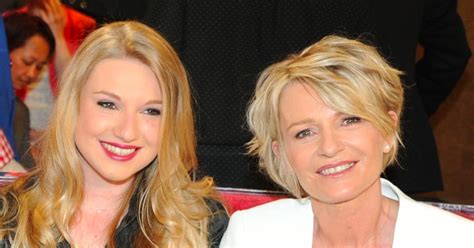 Retrouvez des milliers de photos et des dizaines de vidéos de sophie davant sur / видео sophie davant 03.09.2010 c'est au programme канала poitrinead. Sophie Davant prend la pose avec sa fille en cuisine et ...