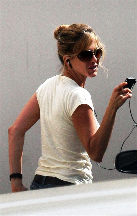 Jennifer Aniston Gets Ready For The Cold Entertainment News