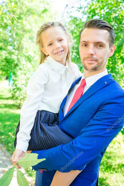 Padre Con Hija A La Escuela Adorable Niña Sintiéndose Muy Emocionada