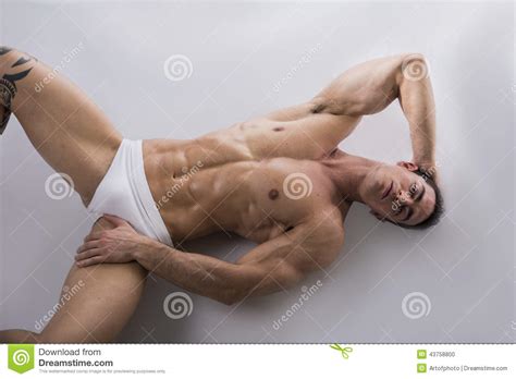 Giovane Che Mette Sul Pavimento Con L Ente Muscolare Nudo Fotografia Stock Immagine Di Nero