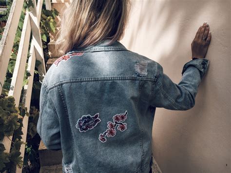 5 façons de customiser sa veste en jean de printemps
