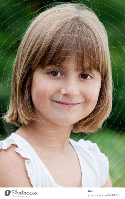 Kleines Mädchen Mit Einem Schönen Lächeln Ein Lizenzfreies Stock Foto
