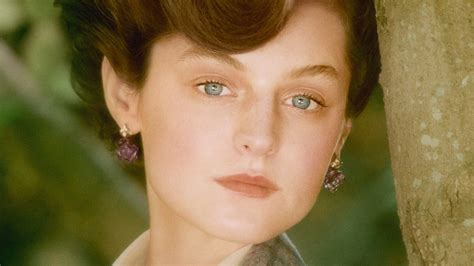 More info 8 pictures were removed from this gallery. Emma Corrin, una princesa por sorpresa | Vogue España